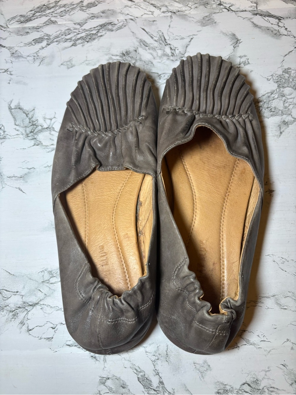 Women's Gray Ruched Leather Ballet Flats